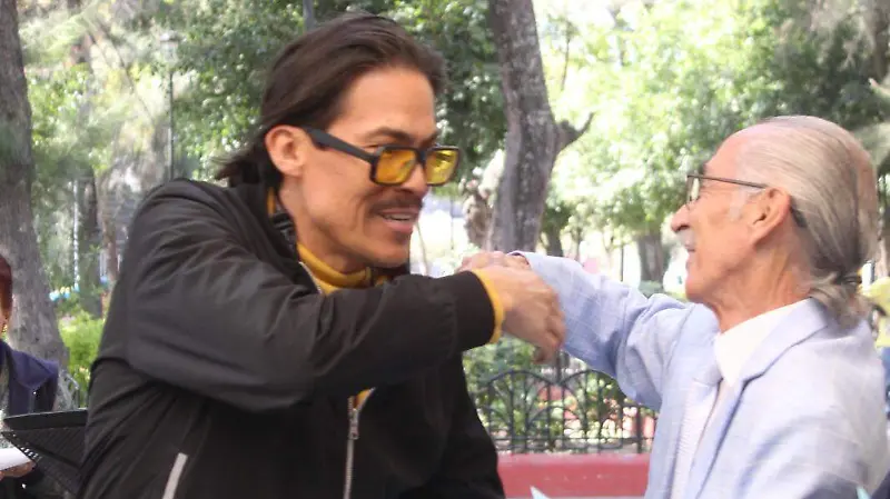 Los artistas lucieron felices al dar a conocer su talento.